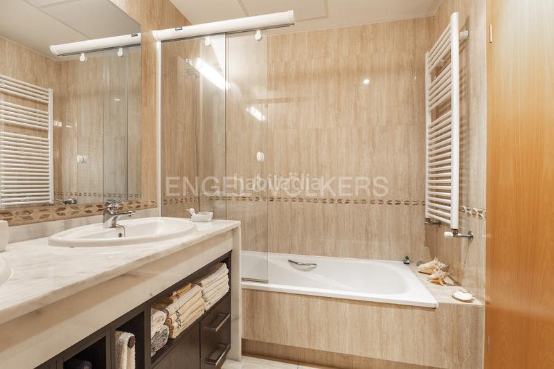 Foto 29dcf6ee-9654-4758-bdc2-d92e1e6a6415. Attico con riscaldamento parcheggio piscina in Encinar de los Reyes La Moraleja