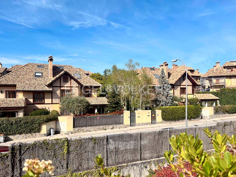 Foto 69094289-8400-4c4c-bd59-9badee9b3569. Attico con riscaldamento parcheggio piscina in Encinar de los Reyes La Moraleja