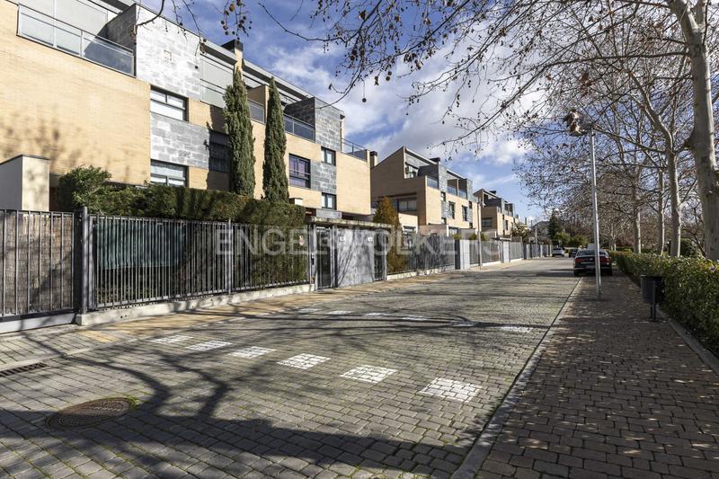 Foto 8aaacb08-6b4c-4004-90e1-e3a4162a92b7. Attico con riscaldamento parcheggio piscina in Encinar de los Reyes La Moraleja