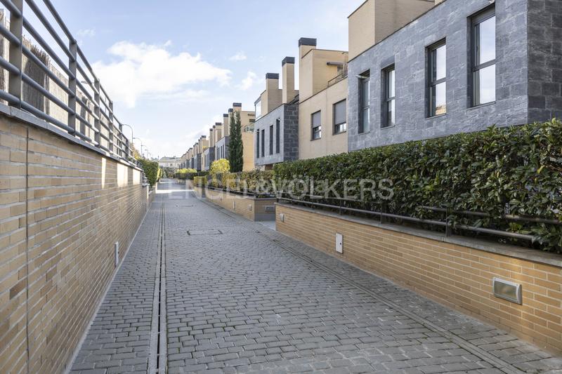 Foto 8f6ea48c-ec29-4a13-881b-a08f54a23a15. Attico con riscaldamento parcheggio piscina in Encinar de los Reyes La Moraleja