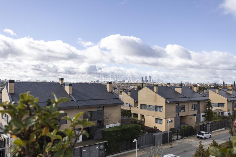 Foto 931b858b-3bea-4aa5-a512-47d3a9e952fd. Attico con riscaldamento parcheggio piscina in Encinar de los Reyes La Moraleja