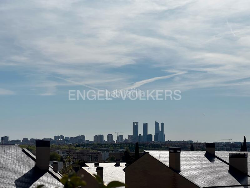 Foto d263a6cf-0300-4739-bb2e-b5e1b53c54c9. Attico con riscaldamento parcheggio piscina in Encinar de los Reyes La Moraleja