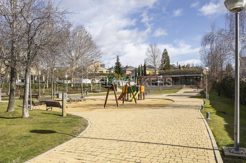 Foto dde568e2-1e5e-4b50-b29b-81cc97901f64. Attico con riscaldamento parcheggio piscina in Encinar de los Reyes La Moraleja