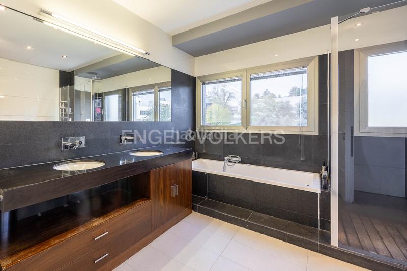 Foto 3efa3018-cec7-4221-843a-ce1b9e19e7ee. Casa adossada amb calefacció aparcament piscina a Madrid