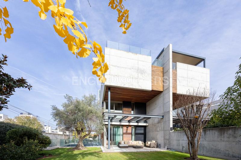 Foto 4976836a-5715-4cd2-8e2e-446af0929905. Casa adossada amb calefacció aparcament piscina a Madrid