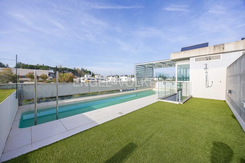 Foto 706425e0-4f2b-480c-b02c-1390010b21e1. Casa adossada amb calefacció aparcament piscina a Madrid