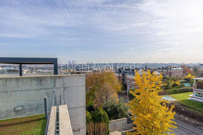 Foto 7bc1389e-394f-4f3d-b740-dfff46eebd4c. Casa adossada amb calefacció aparcament piscina a Madrid