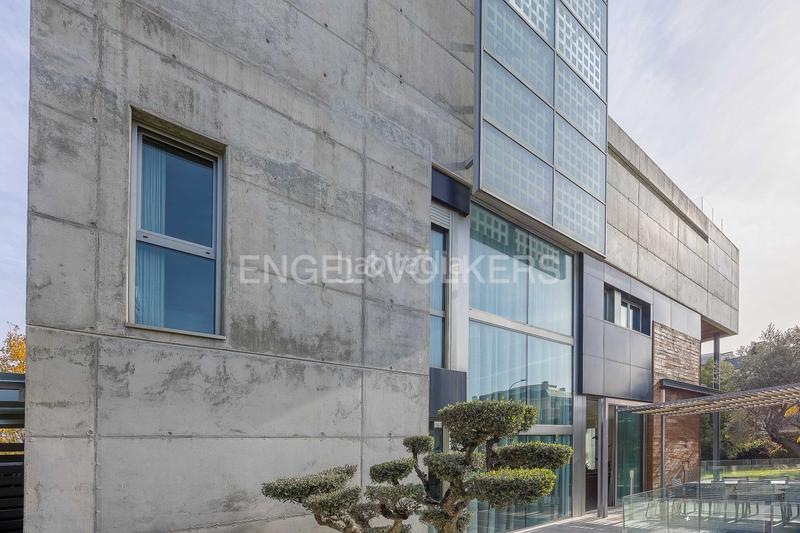 Foto 9bf7bcae-eefc-4686-8c50-4f50167a68ce. Casa adossada amb calefacció aparcament piscina a Madrid