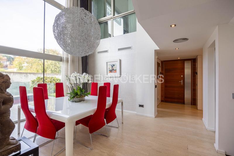 Foto a497d562-afc9-44ef-86a0-7f12e9ffacdd. Casa adossada amb calefacció aparcament piscina a Madrid