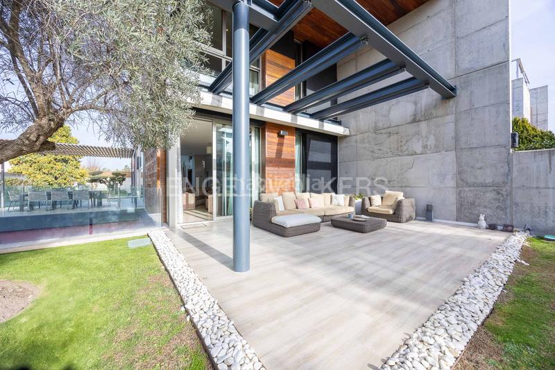 Foto c0eaf741-40ea-4d64-a280-8600a9485b81. Casa adossada amb calefacció aparcament piscina a Madrid