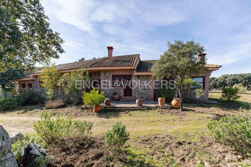 Foto 4a255bdb-a98d-413c-9872-b097d380e236. Mas avec chauffage parking dans Pino Alto-Navarredonda Valdemorillo