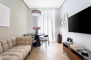 Rent Apartment in Trafalgar. Exclusivo piso de diseño con dos dormitorios y balcones en santa