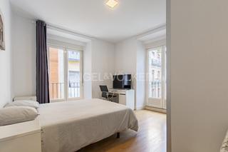 Apartament a Universidad-Malasaña. Maravillosa propiedad exterior con 5 balcones a la calle