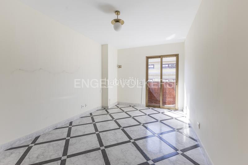 Foto 57f975dc-ccf5-4cde-87ae-34117e146d69. Alquiler apartamento amplio y luminoso piso en argelles en alquiler en Madrid