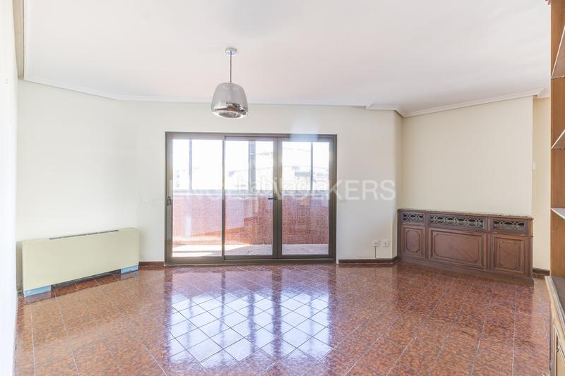 Foto 670c3f16-9dde-49c6-baf0-79a3c24df7e4. Alquiler apartamento amplio y luminoso piso en argelles en alquiler en Madrid