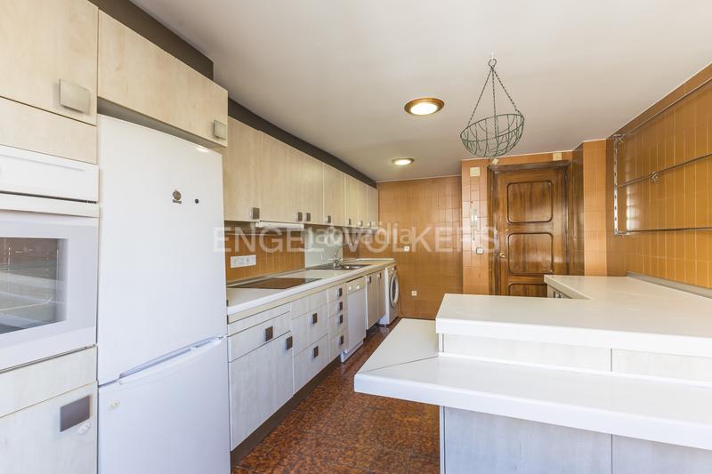 Foto ecb83b7b-a255-43d6-9e67-fda56114e82e. Alquiler apartamento amplio y luminoso piso en argelles en alquiler en Madrid