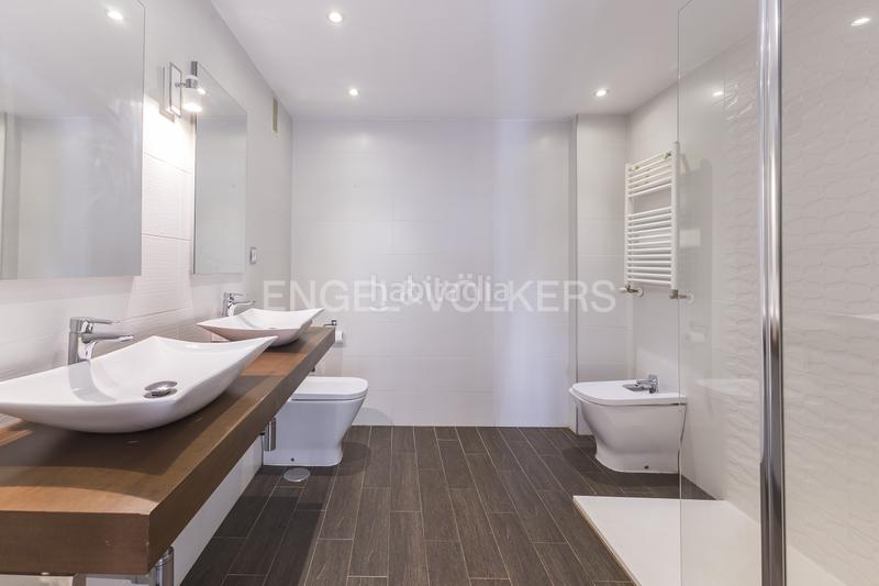 Foto f3bc97a1-5d7a-4238-970a-c93fbb91f386. Alquiler apartamento amplio y luminoso piso en argelles en alquiler en Madrid