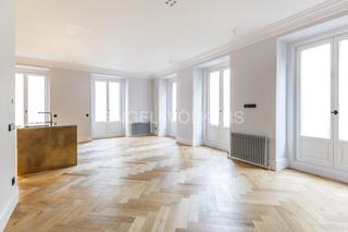 Apartament  Hortaleza. Luminosa vivienda reformada con ocho balcones en chuecajusticia