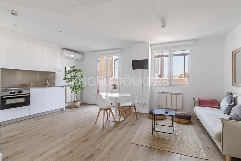 Foto e26089d5-6e39-46b9-9cf2-7f689c502f22. Alquiler apartamento luminoso ático de un dormitorio en calle limonero en alquiler en Madrid