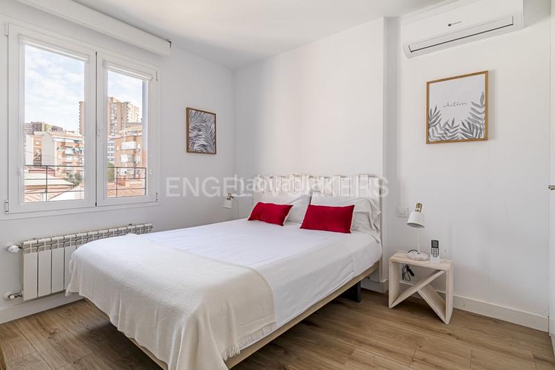 Foto f150809d-382d-49c7-bdfe-7dc6ba3ec835. Alquiler apartamento luminoso ático de un dormitorio en calle limonero en alquiler en Madrid