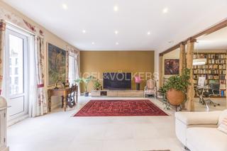 Apartament a Palacio. Propiedad reformada con miradores en el corazón del madrid de lo