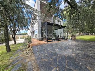 Casa en Pino Alto-Navarredonda. Espectacular casa con jardín en valdemorillo