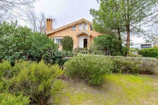 Casa a Carretera del Plantío. Impresionante chalet independiente en majadahonda