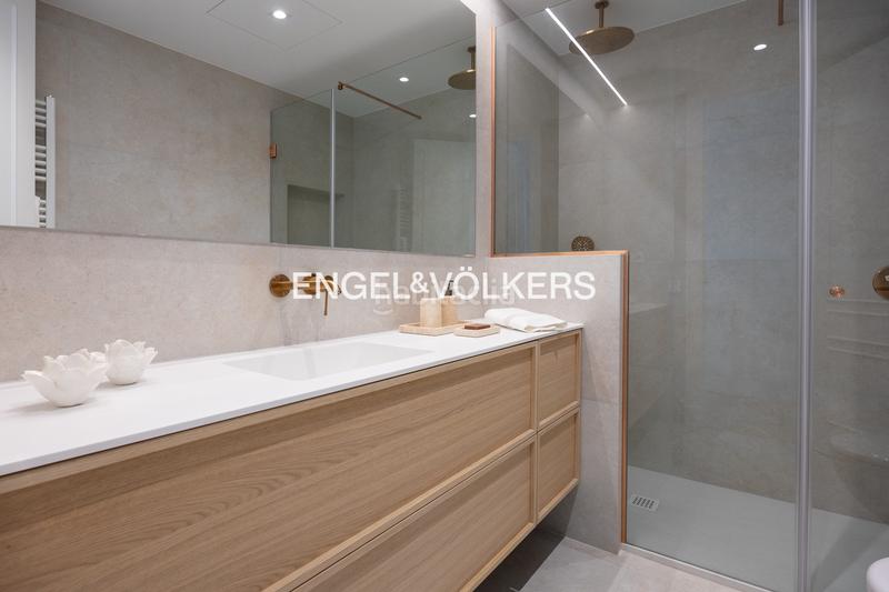 Foto 0fe7bfc2-4327-46a8-819c-f5ba8690567e. Apartamento luminoso piso reformado con garaje en Recoletos en Madrid
