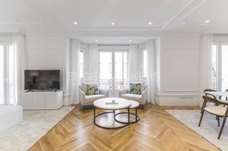 Apartament a Castellana. Piso reformado con mirador y dos balcones en calle castelló