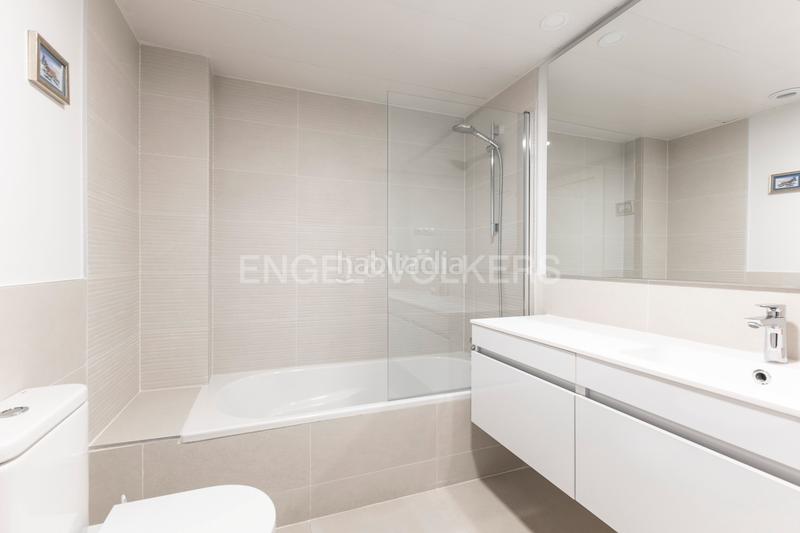 Foto 314ff298-e382-46e9-a2e0-ec534d2650dd. Apartamento lujoso piso con dos terrazas en valdebebas en Madrid