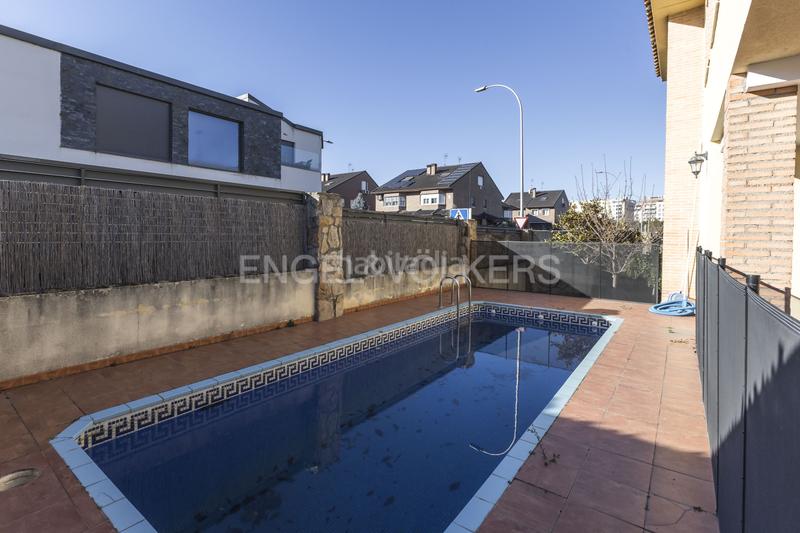 Foto 40aa113f-4829-48b4-a91b-0b9a17440d3d. Casa exclusivo chalet con piscina cerca del aeropuerto en Madrid