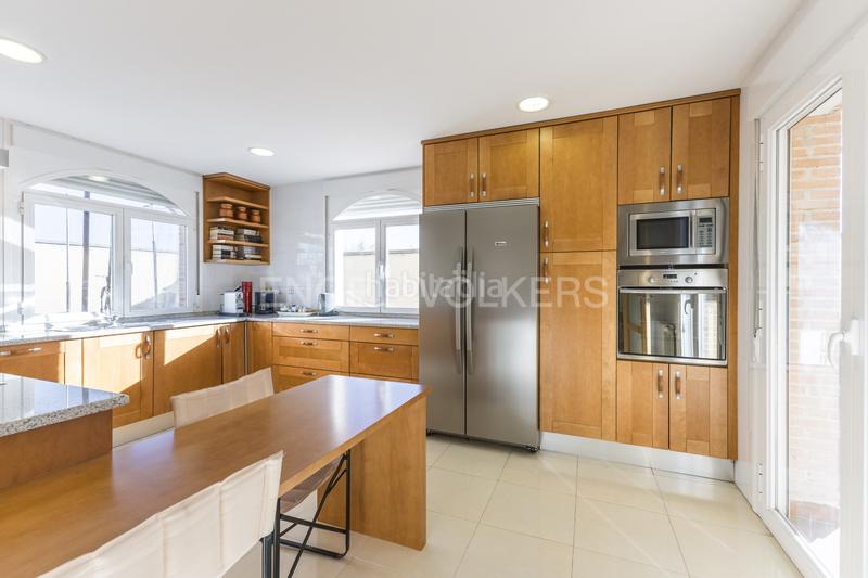 Foto 4d2d406f-cf80-4b8a-98a8-eb8931641aed. Casa exclusivo chalet con piscina cerca del aeropuerto en Madrid