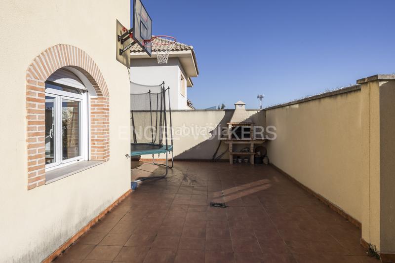 Foto 7d618f54-95b3-4ff7-866b-acd2ee6cf607. Casa exclusivo chalet con piscina cerca del aeropuerto en Madrid