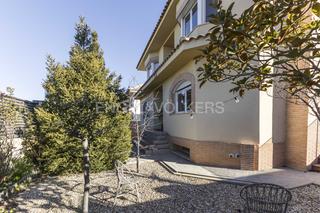 Casa  Calle otoño. Exclusivo chalet con piscina cerca del aeropuerto de madrid
