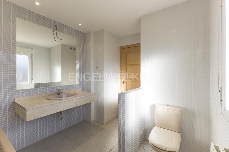 Foto a93d42f6-c2a2-47c1-a6a7-ec0f27652c6d. Casa exclusivo chalet con piscina cerca del aeropuerto en Madrid