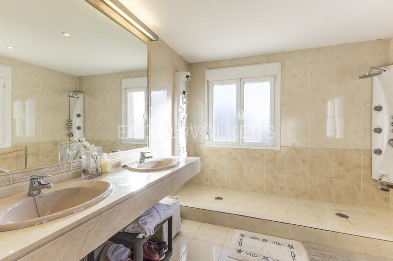 Foto afbfb93c-f025-45c3-b0cc-03f2b98a668f. Casa exclusivo chalet con piscina cerca del aeropuerto en Madrid