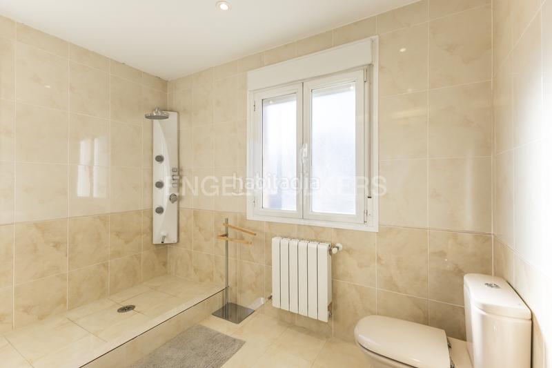 Foto bacb2dd1-3fba-4412-8fd8-9a403a909943. Casa exclusivo chalet con piscina cerca del aeropuerto en Madrid