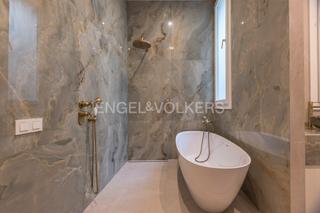 Apartament a Embajadores-Lavapiés. Señorial propiedad con reforma top y 3 balcones en el centro his