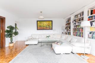 Apartament  Avenida de américa. Luminoso y amplio piso en esquina en guindalera