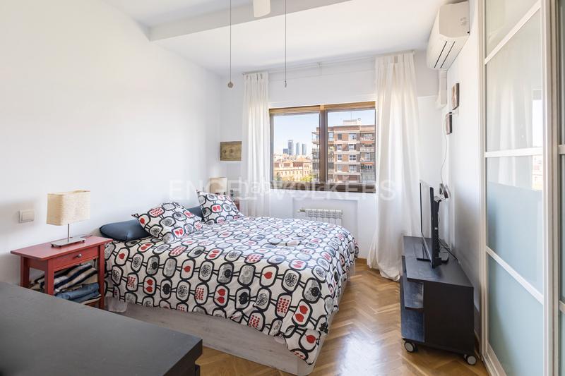 Foto 15e50a51-8545-441c-a17c-99362e75c55f. Apartamento agradable y luminoso piso junto al parque de berlín en Madrid