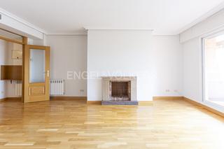 Location Appartement  Calle terral. Luminoso piso con terraza, orientación sur, en urbanización cerr