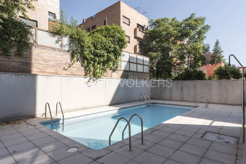 Piso  en  San Pascual. Exclusiva vivienda con garaje, trastero y piscina junto a arturo