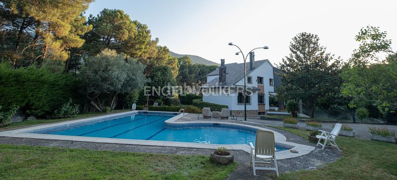 Foto 44f77145-08a8-413d-9c48-bf5b66692f79. Casa amb calefacció aparcament piscina a Sotillo de la Adrada