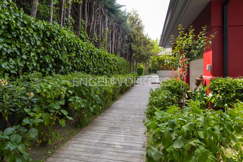 Foto 17257884-8819-4831-9db1-a446c55e3a55. Casa amb calefacció aparcament piscina a urbanización La Moraleja La Moraleja