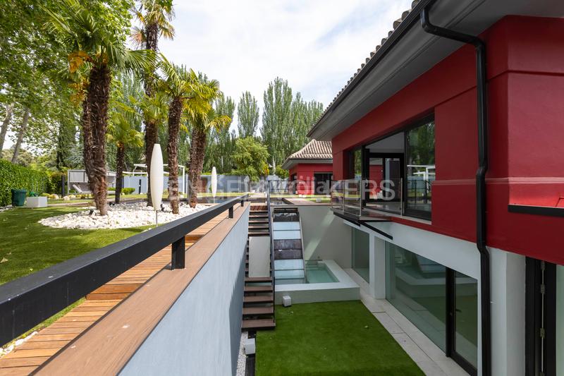 Foto 3ca21dcb-a1ee-4185-a536-9bc6a5310b92. Casa amb calefacció aparcament piscina a urbanización La Moraleja La Moraleja