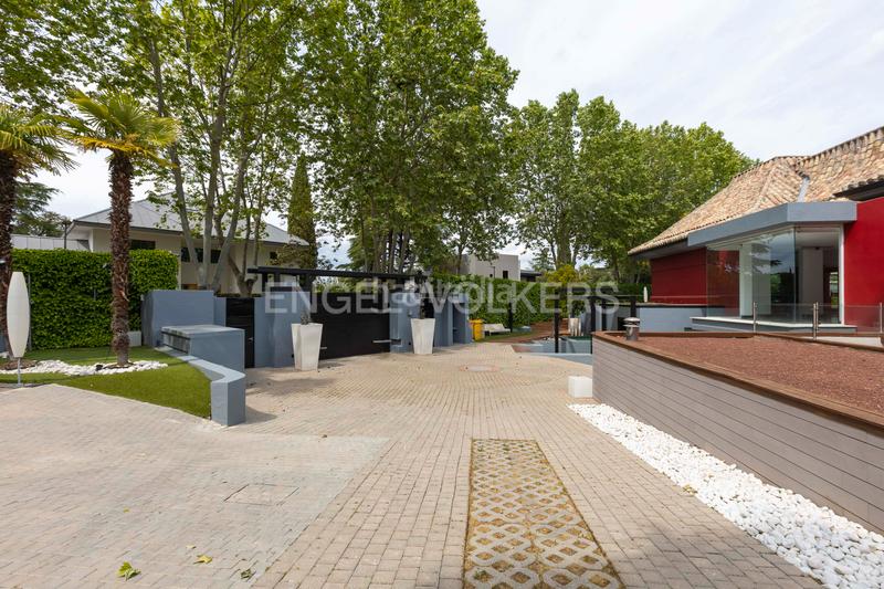 Foto 44f65799-8d27-43bd-86d7-6a5d002a25e2. Casa amb calefacció aparcament piscina a urbanización La Moraleja La Moraleja