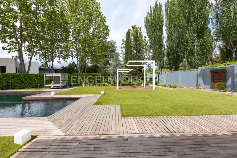 Foto 4fb2a725-f006-4b2f-b967-e33e994d45f1. Casa amb calefacció aparcament piscina a urbanización La Moraleja La Moraleja