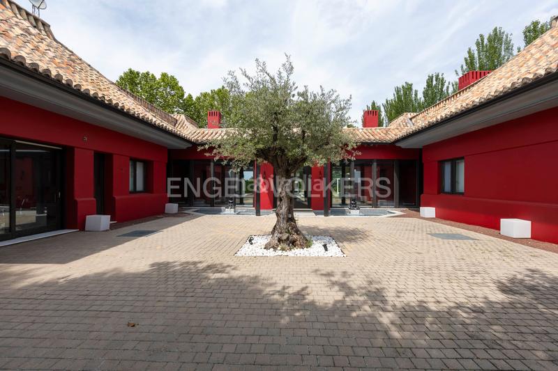 Foto ca82e9a6-6746-4d37-bcb9-207ae4db37fd. Casa amb calefacció aparcament piscina a urbanización La Moraleja La Moraleja