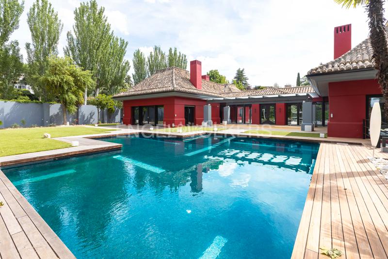 Foto daacc85b-8b75-4e9b-ae95-74bb5aaede87. Casa amb calefacció aparcament piscina a urbanización La Moraleja La Moraleja