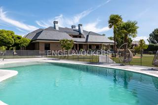 Casa a Ciudalcampo. Maravilloso chalet al lado del campo de golf en ciudalcampo